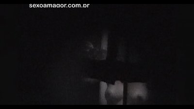 Blondie ichi bo'sh g'ishtlar orqasida yashiringan qo'shni voyeur tomonidan yashirincha videoga tushadi